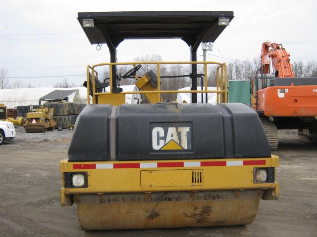 CAT CB634B Year: 1999 Tandem Roller — photo 4
