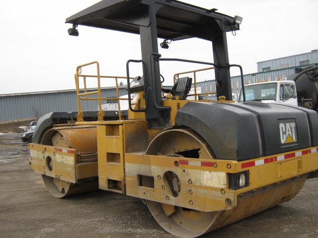 CAT CB634B Year: 1999 Tandem Roller — photo 2