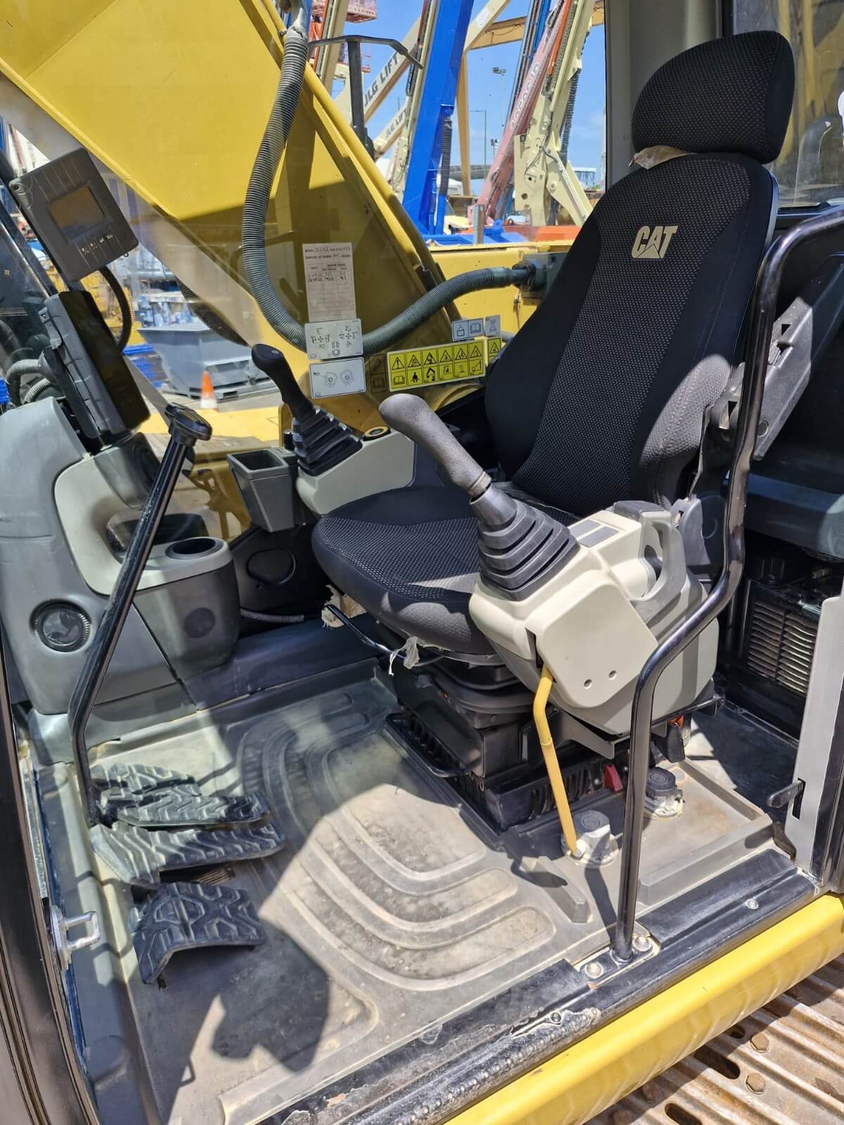 Used CAT 320GX Crawler Excavator | 2022 Model – Reliable & Well-Maintained — photo 4